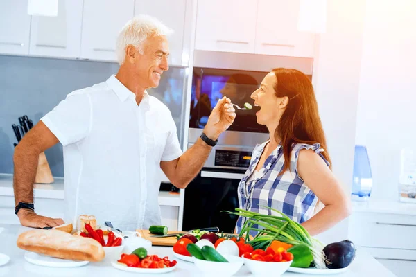 Mature couple cooking at home — Stock Photo, Image