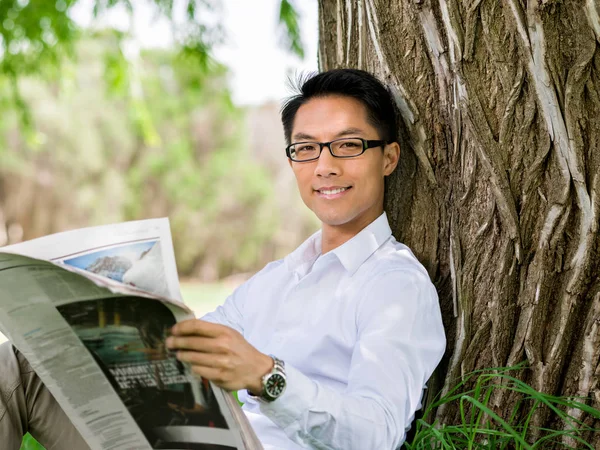 Επιχείρηση άνθρωπος διαβάζει μια εφημερίδα στο πάρκο — Φωτογραφία Αρχείου