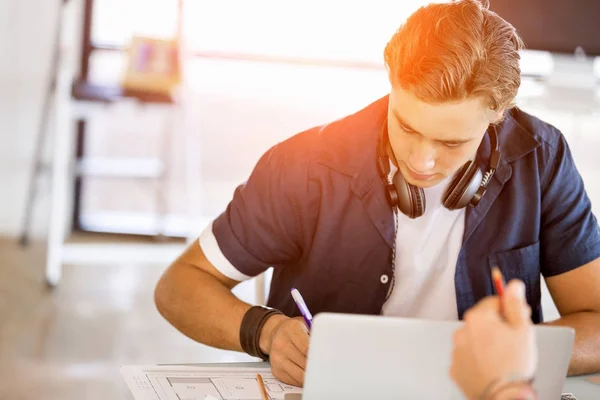 Gelukkig jongeman designer werken — Stockfoto