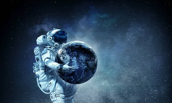 Διαστημάνθρωπου φέρουν την αποστολή του. Μικτή τεχνική — Φωτογραφία Αρχείου