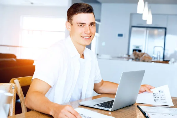 Homem trabalhando no laptop em casa — Fotografia de Stock