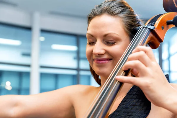 Femme jouant du violoncelle — Photo