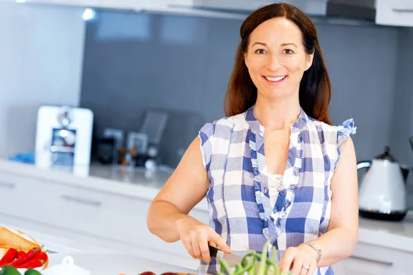 Schöne Frau steht in der Küche — Stockfoto