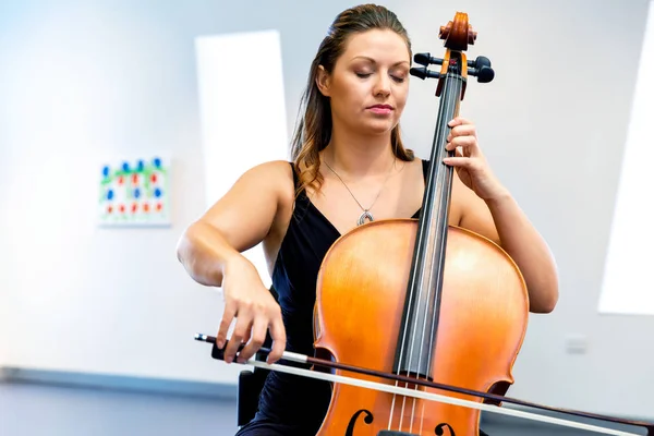 Frau spielt Cello — Stockfoto