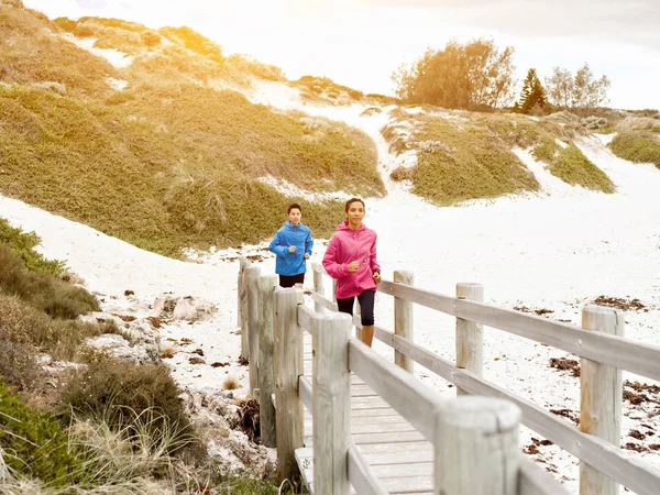 Young Couple Running along sea shore — Stock Photo, Image