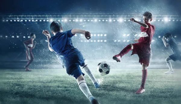 Çocuk futbol oynamak. Karışık teknik