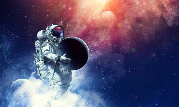 Διαστημάνθρωπου που μεταφέρουν την αποστολή του. Μικτή τεχνική — Φωτογραφία Αρχείου