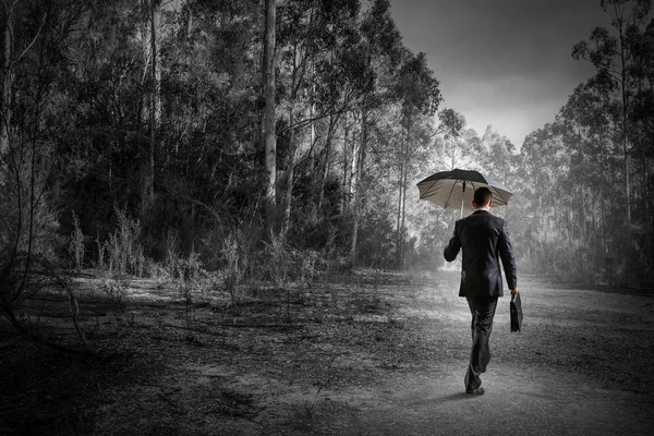 Mann im nebligen Wald. Gemischte Medien — Stockfoto