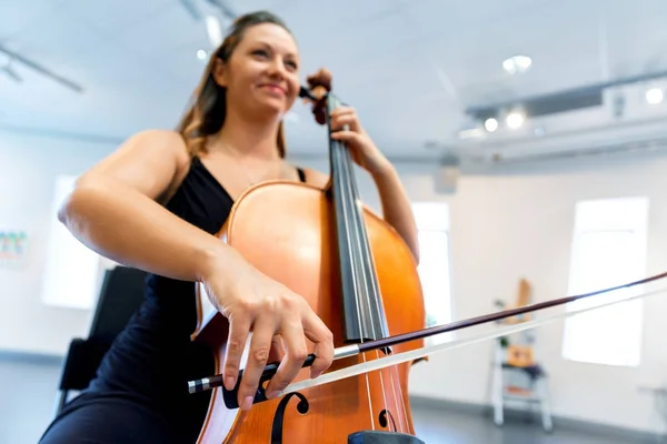 Femme jouant du violoncelle — Photo