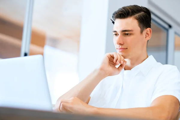 Man working on laptop at home — Stock Photo, Image