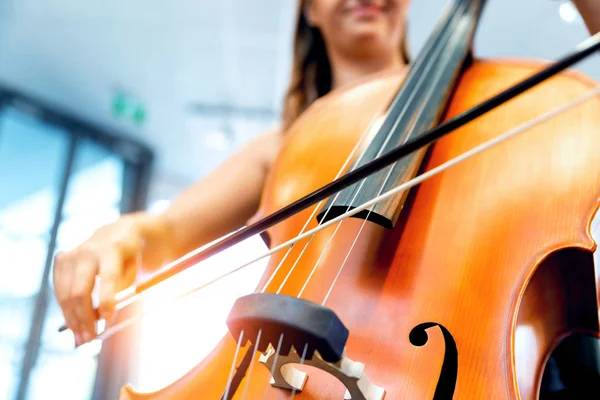 Mulher tocando violoncelo — Fotografia de Stock