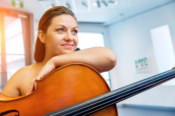 Femme avec un violoncelle — Photo