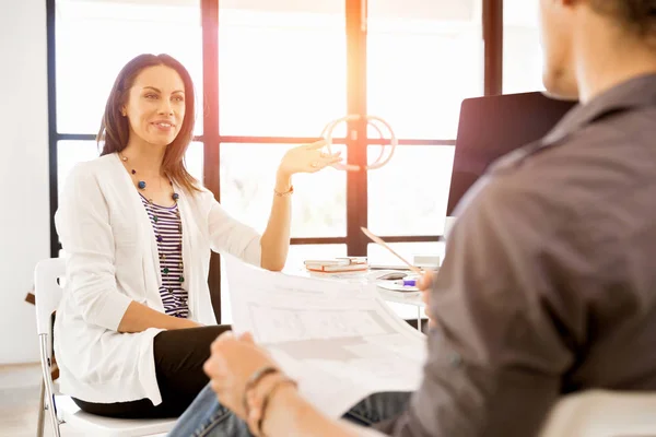 Gelukkig ondernemer of freelancer in een kantoor of thuis — Stockfoto