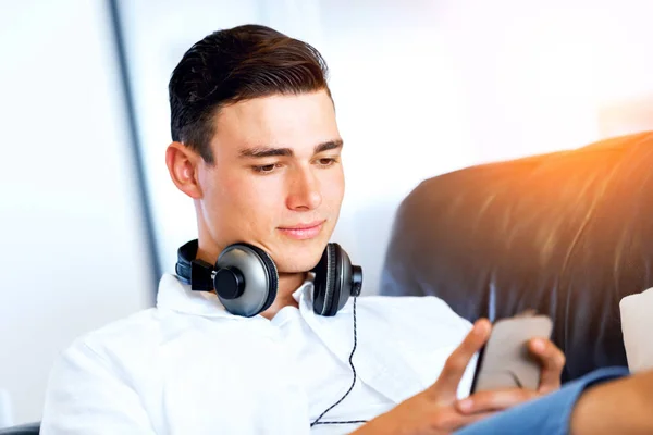 Retrato de un joven sosteniendo el teléfono — Foto de Stock