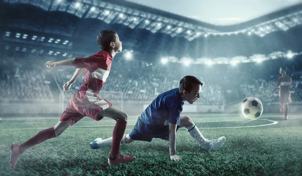 Les enfants jouent au foot. Techniques mixtes — Photo