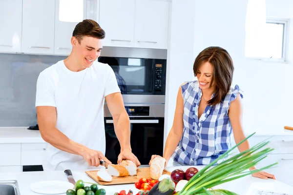 Пара приготовления пищи вместе дома — стоковое фото