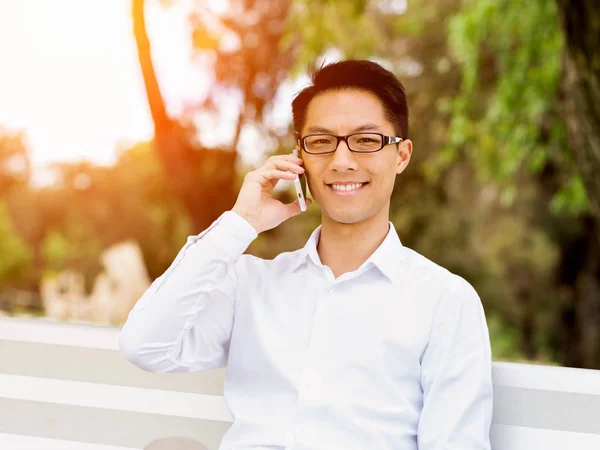 Retrato de empresário com telefone celular ao ar livre — Fotografia de Stock