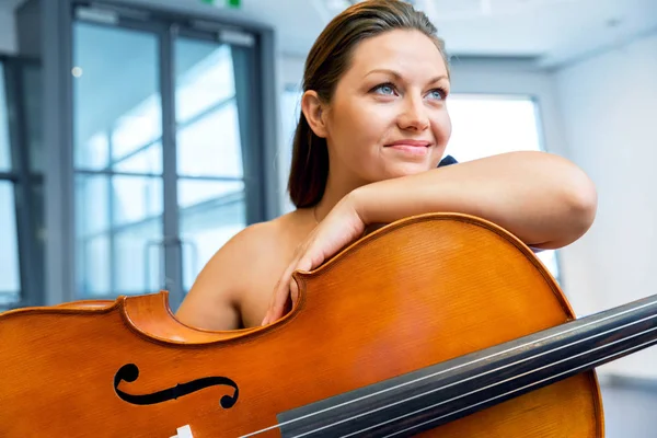 Kvinna med en cello — Stockfoto