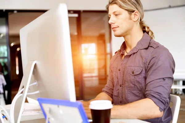 Bonito empresário que trabalha no computador — Fotografia de Stock