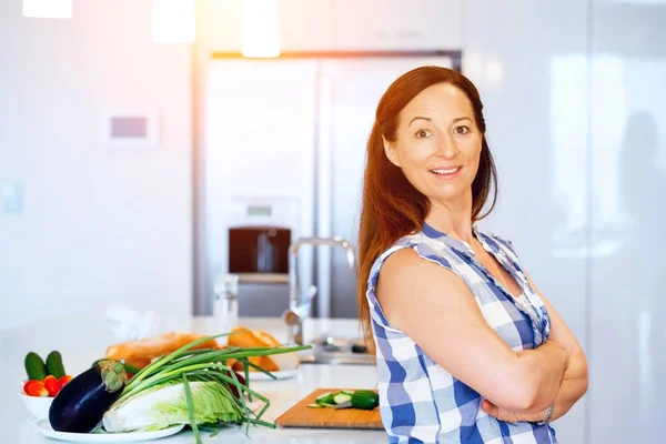 Mulher bonita de pé na cozinha — Fotografia de Stock