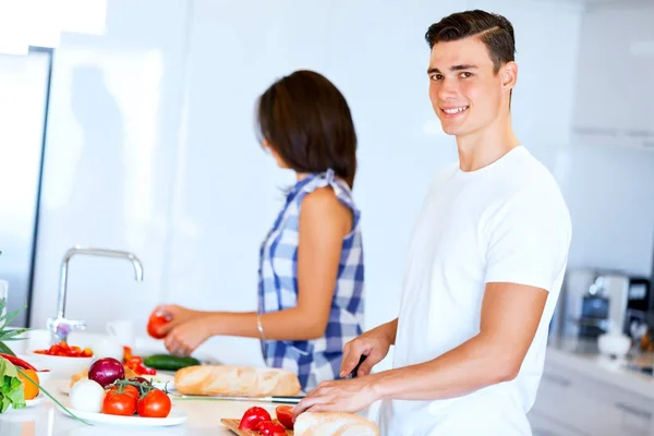 Couple cooking together at home — Stock Photo, Image