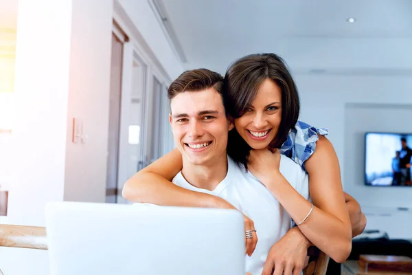 Sonriente feliz pareja mirando a la cámara —  Fotos de Stock