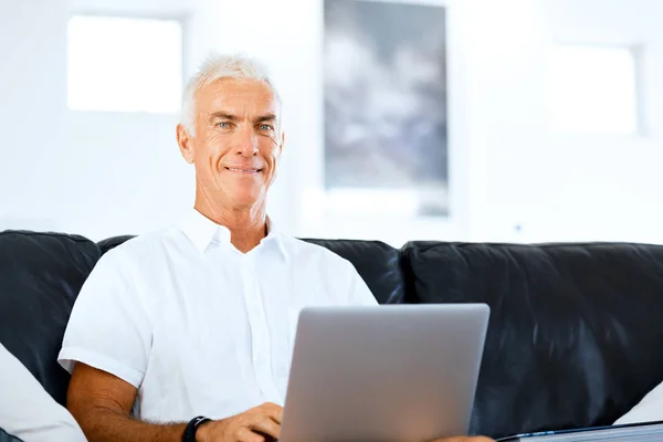 Man die thuis aan laptop werkt — Stockfoto