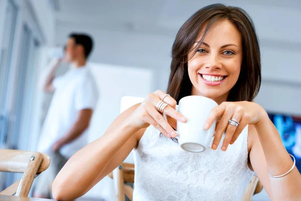 Gelukkige jonge vrouw met kopje thee of koffie — Stockfoto