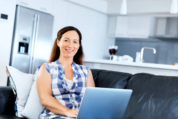 Zralá krásná žena pracující na svém laptopu — Stock fotografie