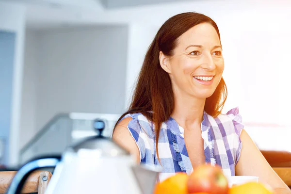 Schöne Frau zu Hause drinnen Porträt — Stockfoto