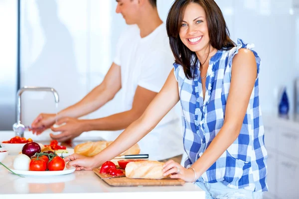 Pareja cocinando juntos en casa —  Fotos de Stock