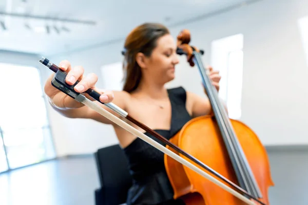 Woman playing cello — Stock Photo, Image