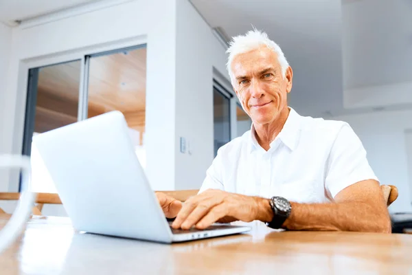 Homem trabalhando no laptop em casa — Fotografia de Stock