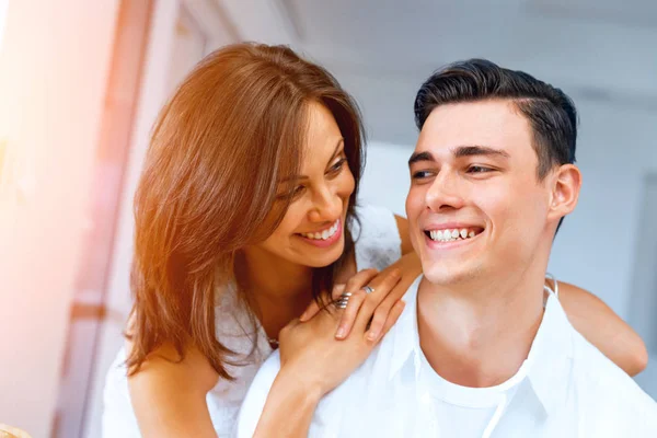 Sonriente feliz pareja mirando a la cámara —  Fotos de Stock