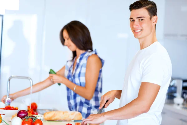 Pareja cocinando juntos en casa — Foto de Stock