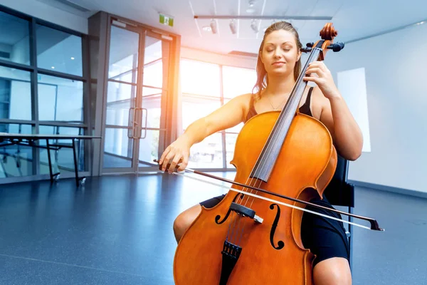 Woman playing cello — Stock Photo, Image