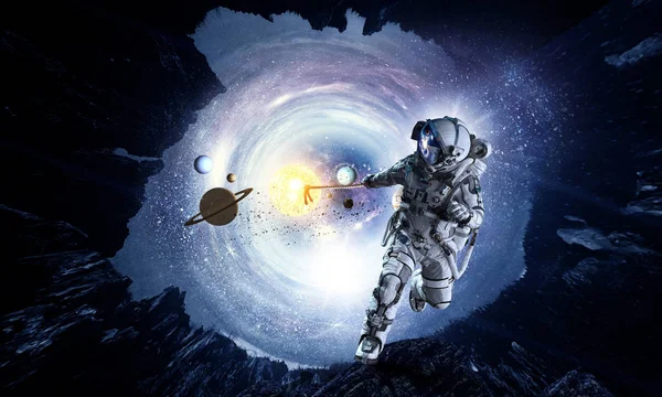 Fantasie afbeelding met spaceman vangst planeet. Mixed media — Stockfoto