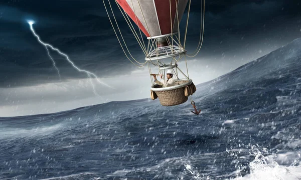 嵐の中、熱気球 — ストック写真