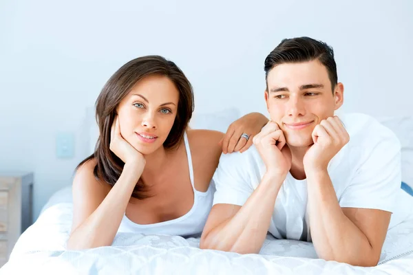 Pareja joven en la cama — Foto de Stock