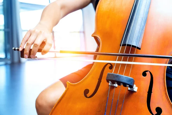 Close up de violoncelo com arco nas mãos — Fotografia de Stock