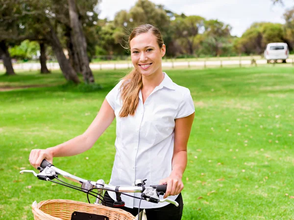 Bisiklet park olan güzel sarışın kadın