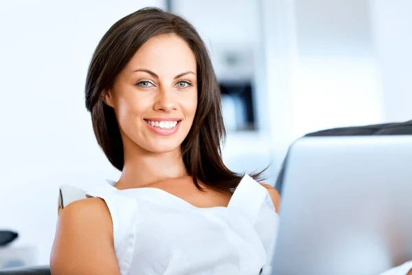 Joven hermosa mujer trabajando en su computadora portátil —  Fotos de Stock