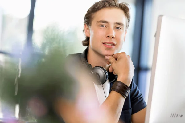 Schöner Geschäftsmann, der am Computer arbeitet — Stockfoto