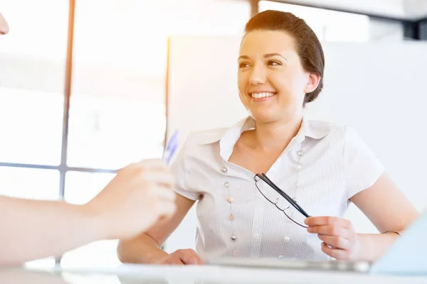 Zufriedener Unternehmer oder Freiberufler im Büro oder zu Hause — Stockfoto