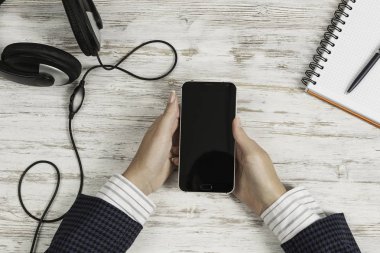 İş kadını akıllı telefonunu kullanıyor.