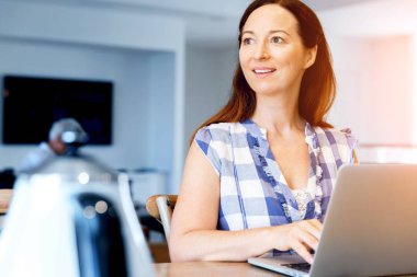 Onu laptop çalışan olgun güzel kadın