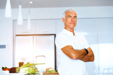 Akıllı bir üst düzey adam mutfakta ayakta portresi