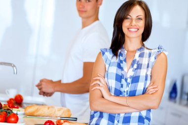 Çift birlikte evde yemek