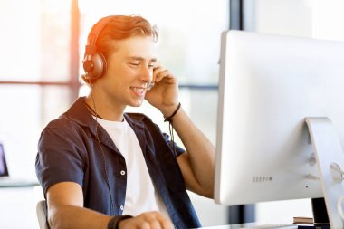 Kulaklıklar ile ofiste genç adam