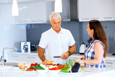 Mutlu çift evde yemek